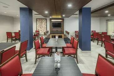 Отель Holiday Inn Express & Suites Medicine Hat, An Ihg