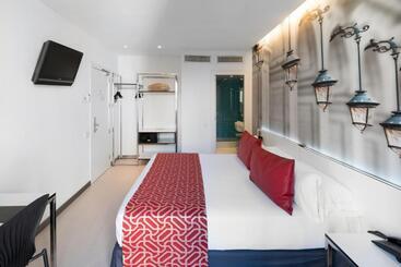 هتل Catalonia Avinyo