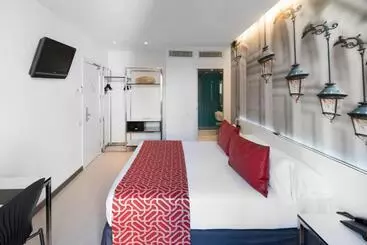 Отель Catalonia Avinyo