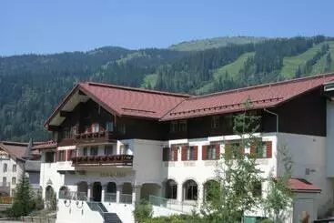 Отель Sun Peaks Lodge