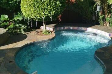 Bed and Breakfast 180 On Anderson Guest House