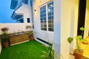 تختخواب و صبحانه Continental Boutique House