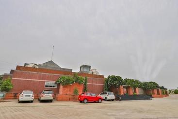 Hotel Oyo 17445 Harshraj Heaven