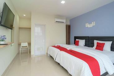 Otel Reddoorz Plus Near Eka Hospital Bsd 5