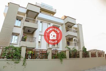 Hotel Capital O 77658 Golden Way