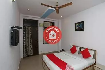Hotel Oyo 37817  Paradise