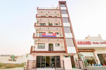 Hotel Oyo 76230 Akash Guest House