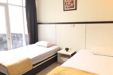 Hotel Reddooz Plus At Ininnawa Homestay Syariah Palu