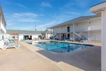 בית מלון כפרי Angel Inn Near Imax, A Travelodge By Wyndham