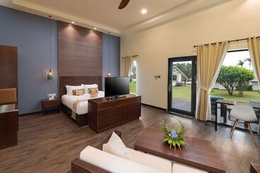 Отель Mayang Sari Beach Resort