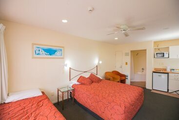 בית מלון כפרי Albany Executive Motor Inn Limited