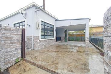 Hotel Oyo 90203 Emma Sukma Homestay