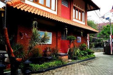 Hotell Wisma Puri Larasati