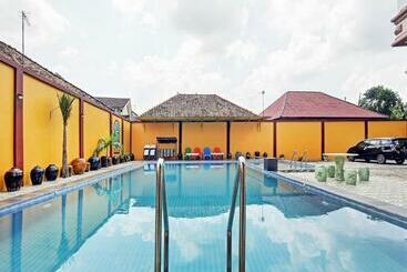 בית מלון כפרי Capital O 90280 Wisma Sentosa