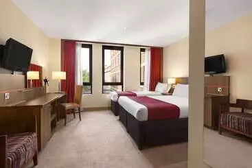 Hotel Ramada By Wyndham Hounslow  Heathrow East