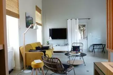 تختخواب و صبحانه La Maison De Madame Baudy