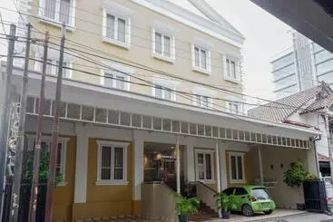 Sans Hotel Empress Simpang Lima
