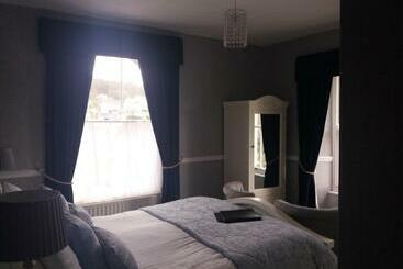 Pensione New Hall Bank