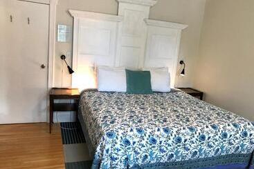 Ellis House Bed & Breakfast