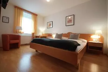 هتل Zum Goldenen Engel   Fam. Ehrenreich