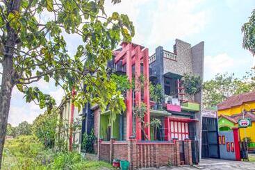 Hotelli Capital O 91690 Moza Guest House