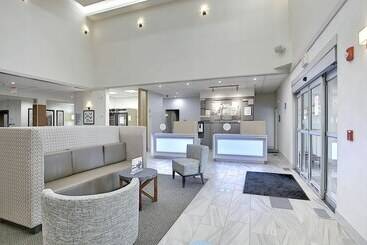 هتل Holiday Inn Express Airport Calgary, An Ihg