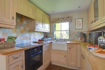 Charming, Spacious Cottage With Authentic Details And Situated In The Calm Kent