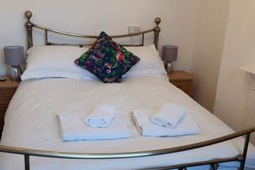 Lunas Cottage   Grove Road Cottages