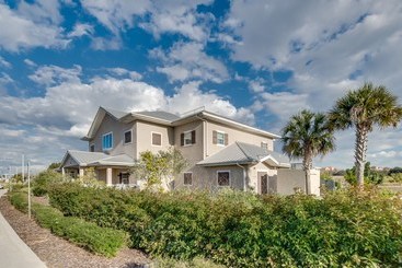 Cabane 8034 Surf Street