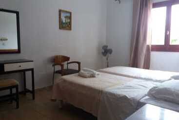 Harry S Bar & Apartments 1