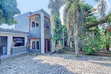 Отель Oyo 90476 Iksan Homestay Syariah