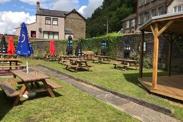 בית מלון כפרי The Newbridge