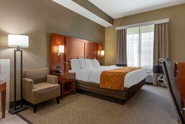 هتل Comfort Suites Grand Rapids South