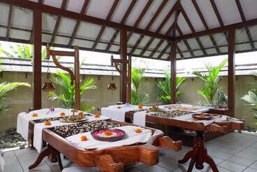 Отель The Zuri Kumarakom  Kerala Resort & Spa