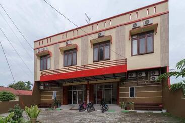 فندق Reddoorz Near Rs Adam Malik Medan 2