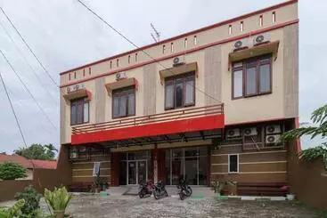 Hotel Reddoorz Near Rs Adam Malik Medan 2