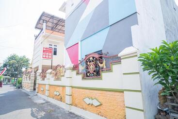 Отель Reddoorz Syariah At Aura Homestay