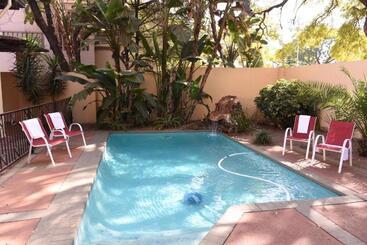 پانسیون Chancellors Court Guest House