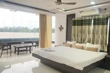 Hotel Staymaker Lake Residency