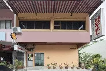 Otel Spot On 90305 Hen Hen