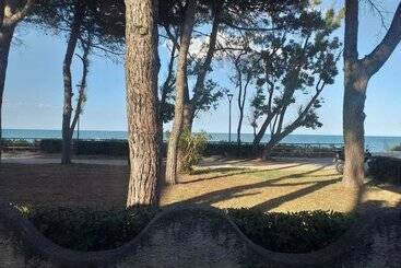 بنسيون Room In Bb   Bright Quadruple Room A Stones Throw From The Sea