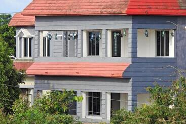 ホテル Lake Side Resort Neermahal