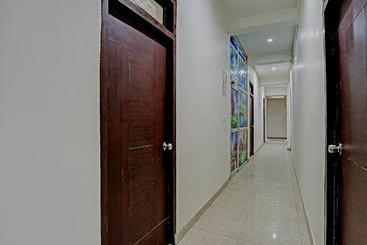 호텔 Oyo 71086 Nk Guest House & Restaurant