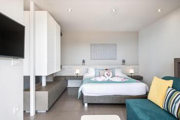 Kavos Hotel & Suites