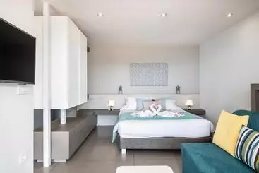 Kavos Hotel & Suites