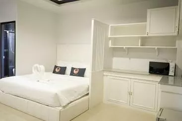 Hotel Roomquest Nichada Isb International