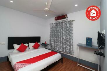 Hotelli Vaccinated Staff- Oyo 28262 Signature Homes