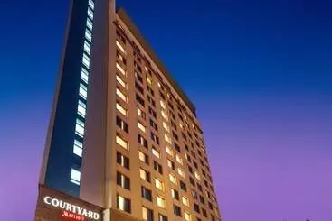 בית מלון כפרי Courtyard By Marriott Gurugram Downtown