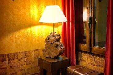 Отель Hostal Hostatgeria Sant Jaume