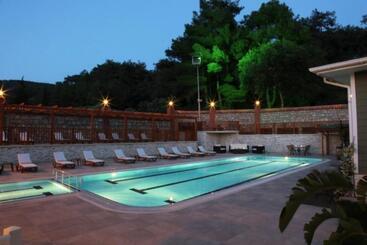 Padok Premium Hotel And Stables